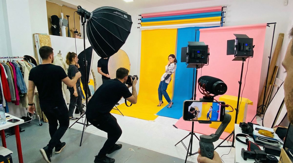 兄妹乱伦时尚摄影视频